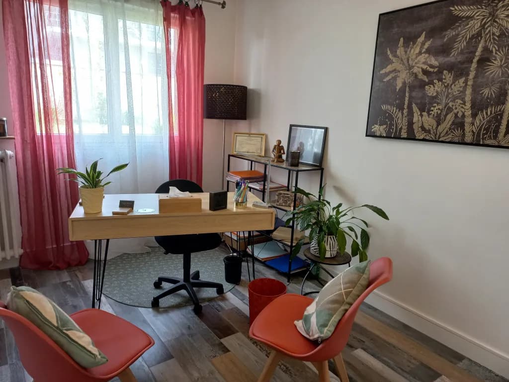 Titre : Cabinet 10m² au calme – Idéal psy, thérapie, paramédical – Poissy Centre