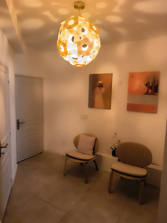 Cabinet 40 m² meublé – Martigues centre – RDC – salle d'attente – 800 €