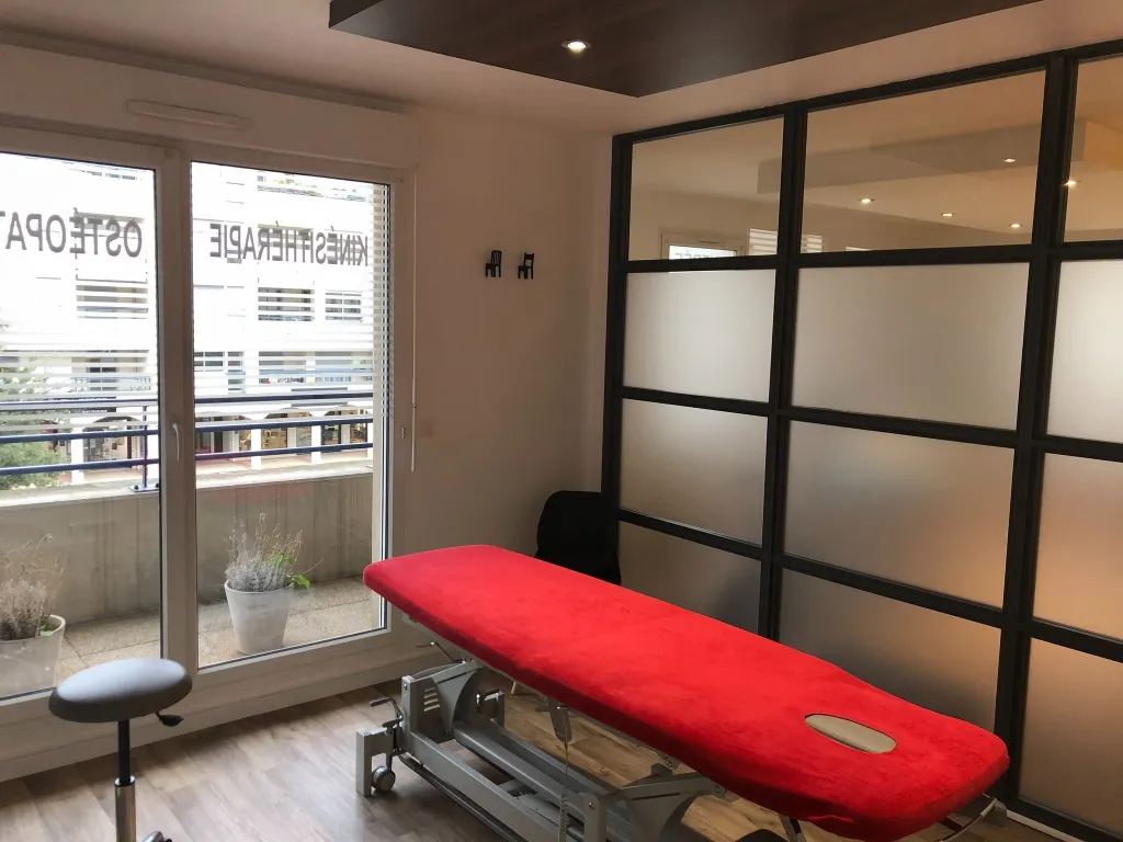 Écully hypercentre – Salle de soins équipée et espace de 25 m² à louer