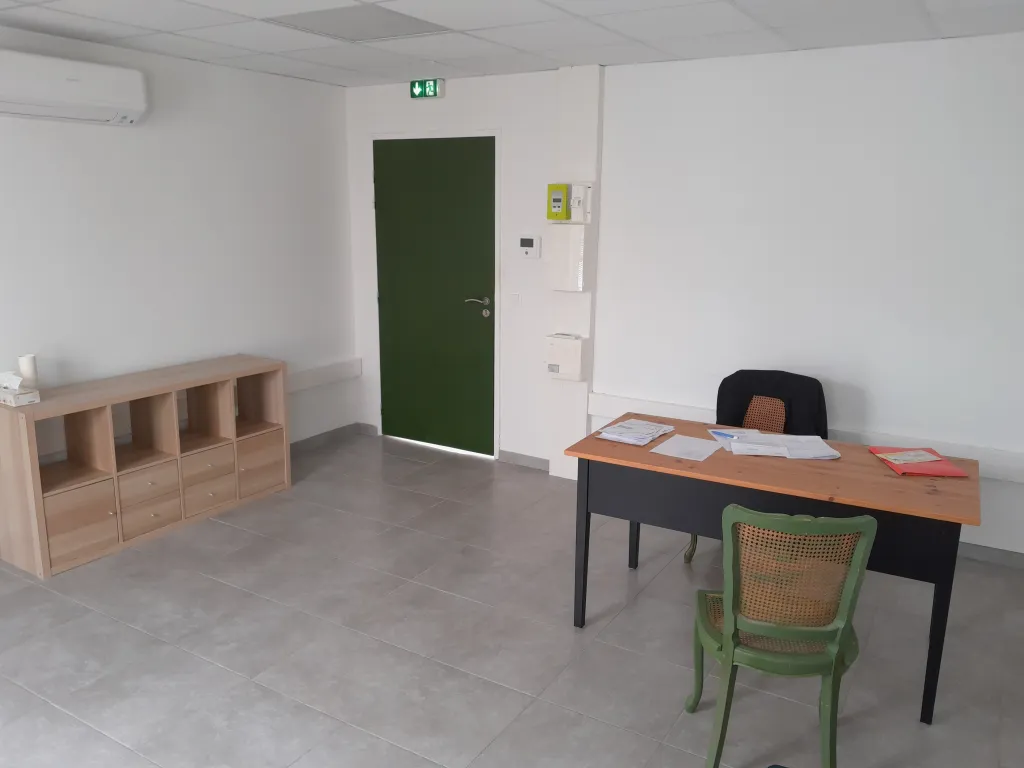 Cabinet à louer au sein d'un pôle santé au Cannet des Maures dans le Centre  Var  meublé