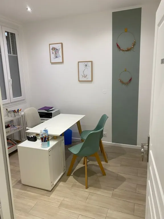 PARIS 17 - Bureau au sein d’un cabinet paramédical dynamique