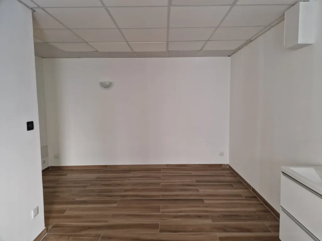 Bureau meublé de 19 m² à sous-louer – Centre paramédical – Centre-ville de Marseille.