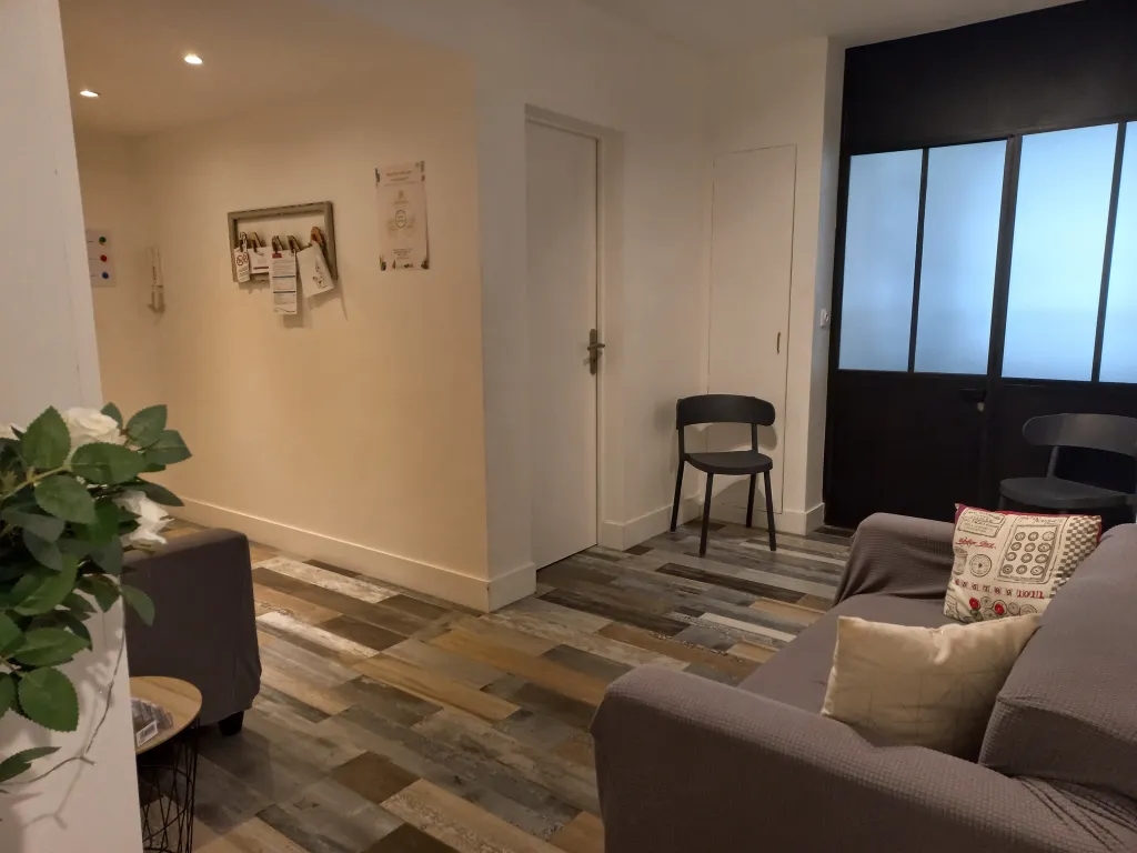 Titre : Cabinet 10m² au calme – Idéal psy, thérapie, paramédical – Poissy Centre
