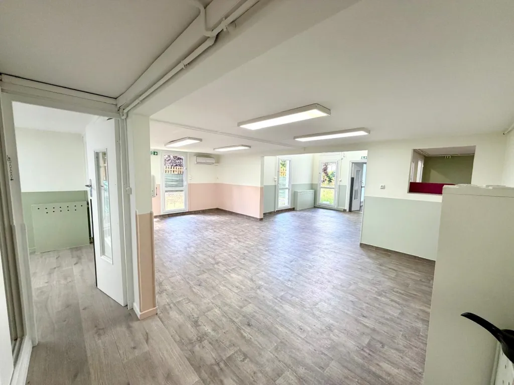 locaux professionnel  BONDOUFLE - Cabinets A LOUER- 224 m²