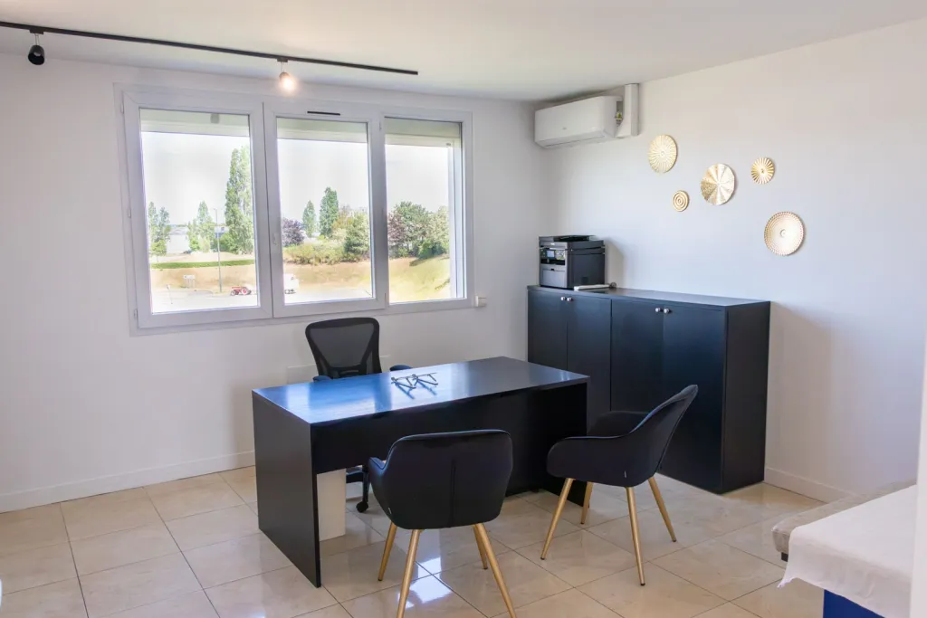 🏥 Cabinet médical 25 m² à louer – Secrétariat & parking inclus