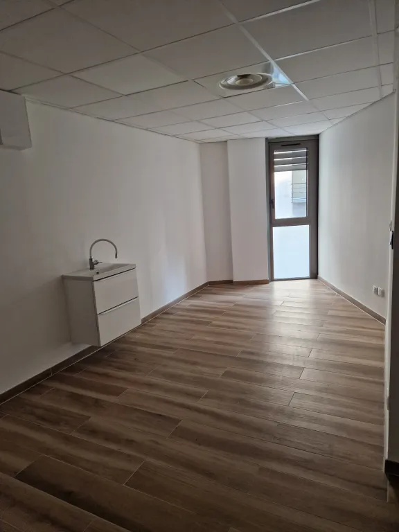 Bureau meublé de 19 m² à sous-louer – Centre paramédical – Centre-ville de Marseille.