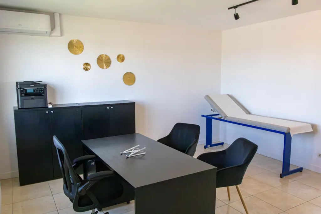 🏥 Cabinet médical 25 m² à louer – Secrétariat & parking inclus