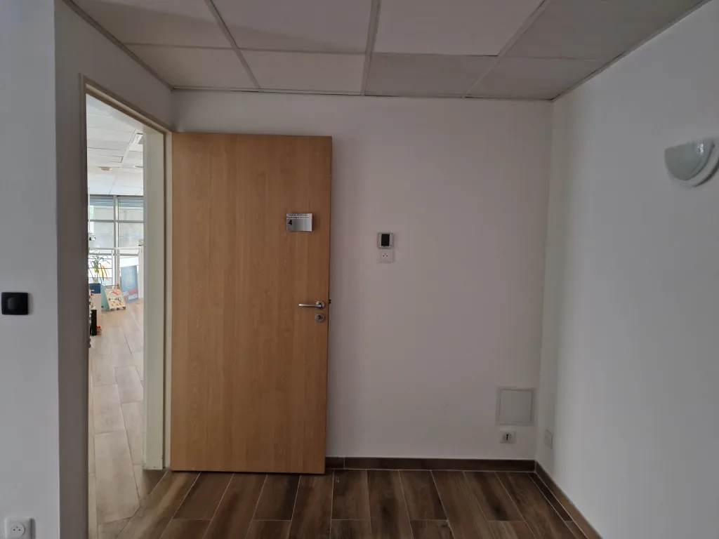 Bureau meublé de 19 m² à sous-louer – Centre paramédical – Centre-ville de Marseille.