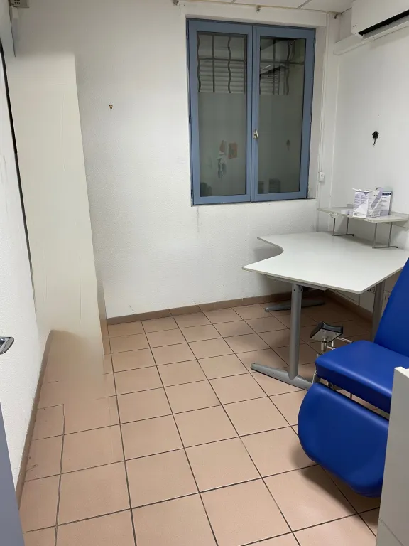 LOCAL DE 100 m2 À LOUER À ALLAUCH 13190 DANS COMMUNE RECHERCHÉE