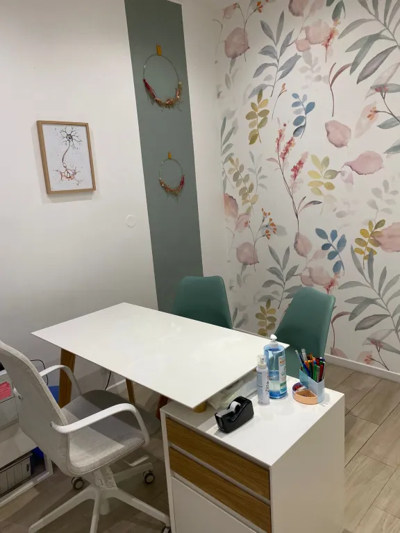 PARIS 17 - Bureau au sein d’un cabinet paramédical dynamique