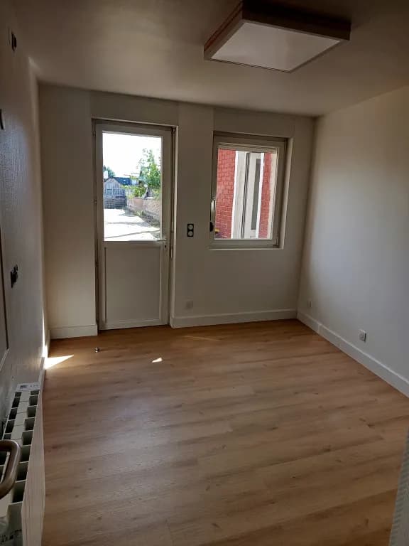 Petit local professionnel avec salle d'attente