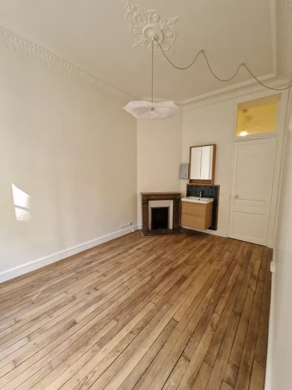 Location salle de consultation dans un appartement refait à neuf Paris 14e