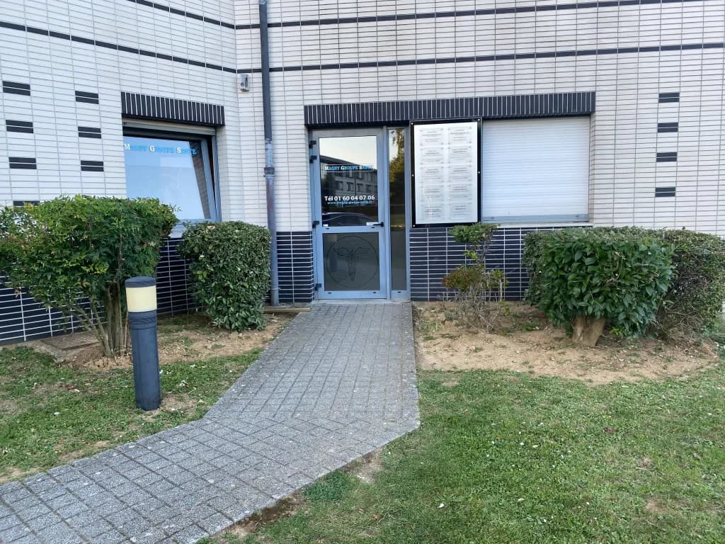 Location local nu 17 m² - Bureau dans pôle médical pluridisciplinaire Magny Le Hongre Val d'Europe