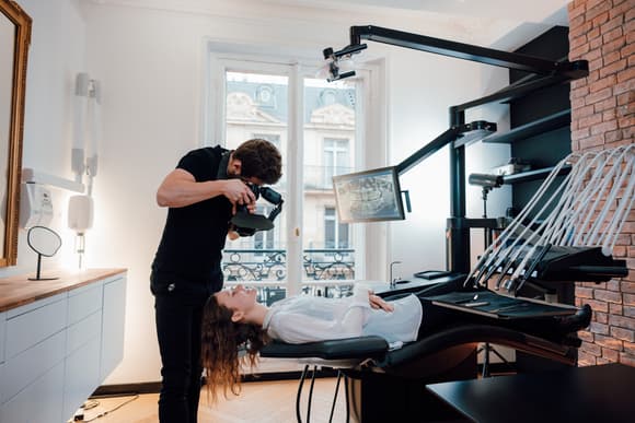 Une clinique dentaire à paris (champs elysées) qui s'agrandit : poste de chirurgien dentiste (h/f) ou de spécialiste disponible au sein d'une équipe pluridisciplinaire