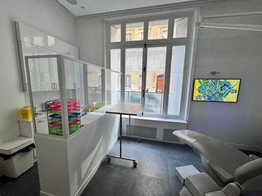 Location cabinet de standing