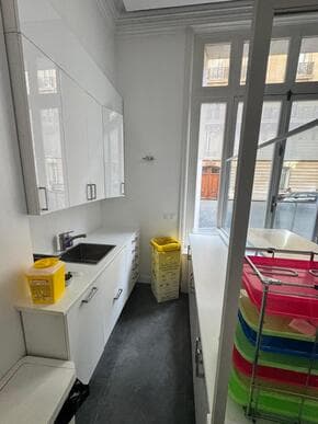 Location cabinet de standing