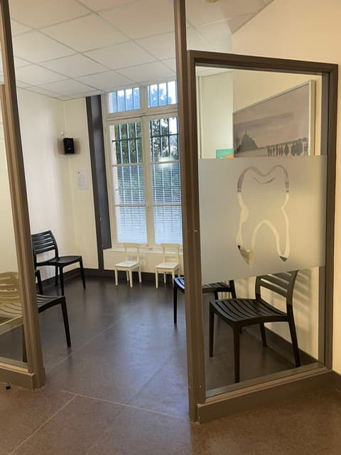 Vend Cabinet 2 fauteuils FOUGERES 35 Plein centre