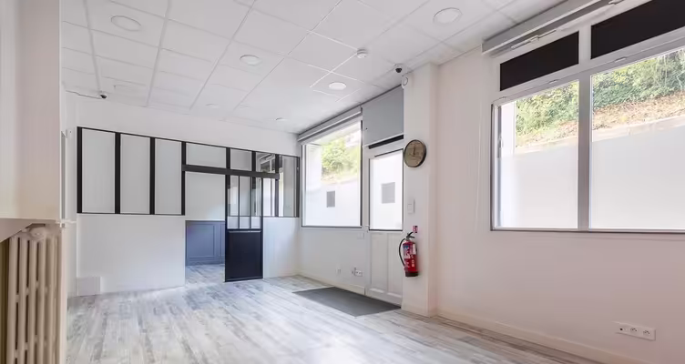 A louer : local 53m2 rdc courbevoie gare, entrée indépendante