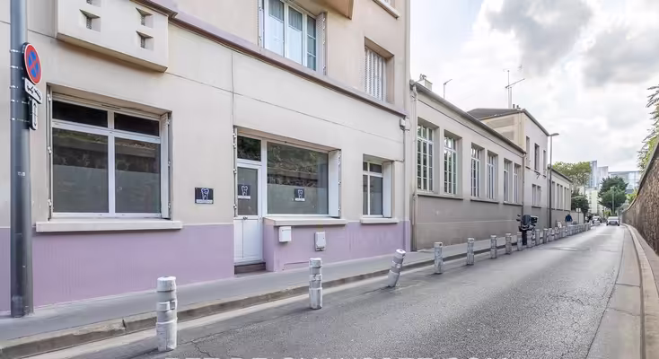 A louer : local 53m2 rdc courbevoie gare, entrée indépendante