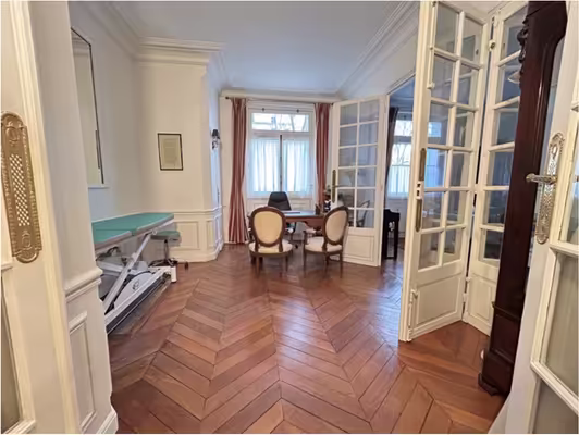 A vendre : paris xv/limite vii ségur - cabinet médical de standing - 4 pièces
