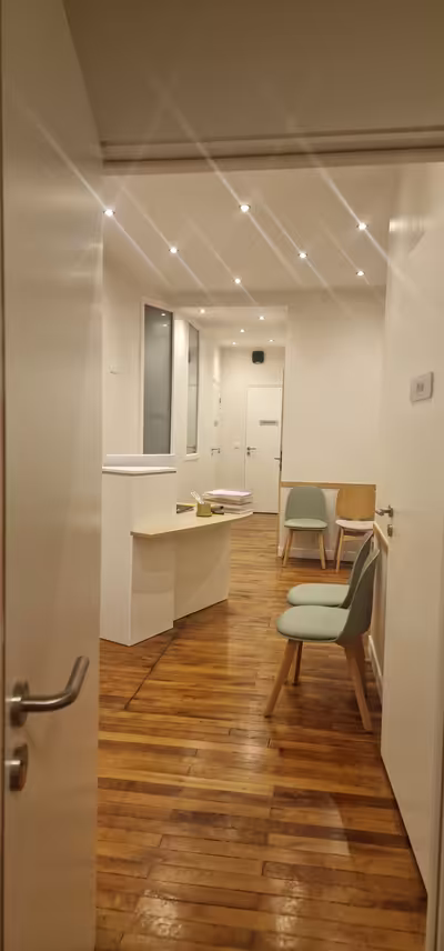 Location bureau dans cabinet de groupe  en rdc paris 15  au pieds des transports