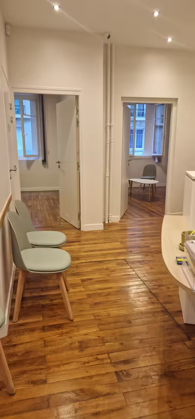 Location bureau dans cabinet de groupe  en rdc paris 15  au pieds des transports