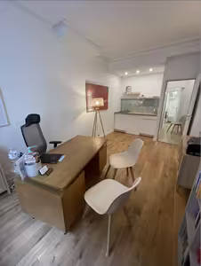 Paris 18 - Lamarck-Caulaincourt : cabinet médical / paramédical - 22m2 - refait à neuf