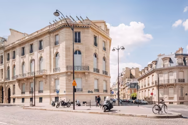 A vendre Paris 16e Triangle d'or - RdC belle surface commerciale 104 m² à réaménager