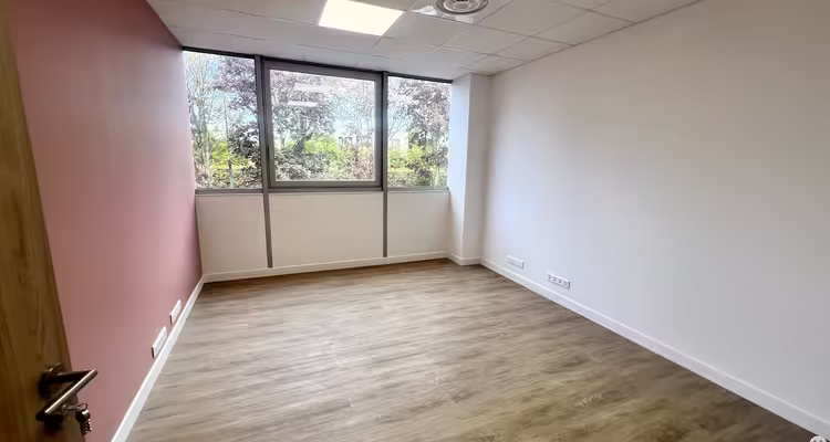 A Vendre - Roissy-en-France (95) - Plateau ERP 160 m² entièrement rénové - immeuble de santé