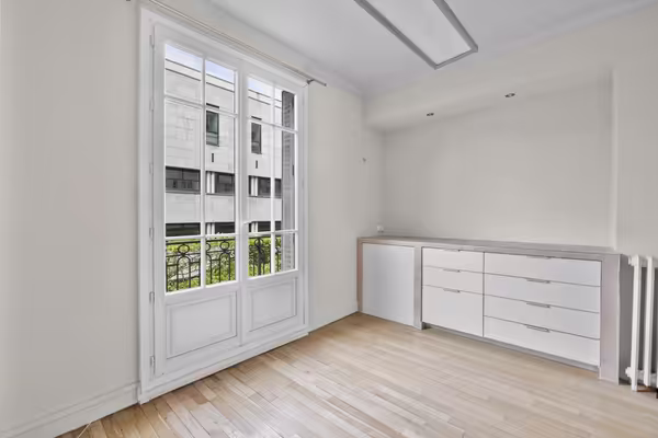 Mairie de vincennes. charmant local professionnel à louer de 49 m2