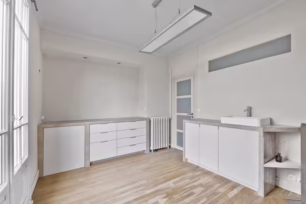 Mairie de vincennes. charmant local professionnel à louer de 49 m2