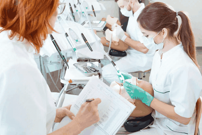 Assistante dentaire en formation